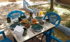 Termasuk sarapan masakan tempatan setiap hari 