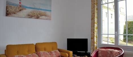 Televisión, chimenea, libros y estéreo