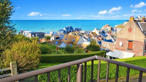 A coastal village with traditional houses, a clear blue sky, and the sea in the background. - La Belle Aultoise, Ault center, sea view, Baie de Somme (Ault)
