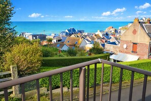 A coastal village with traditional houses, a clear blue sky, and the sea in the background. - La Belle Aultoise, Ault center, sea view, Baie de Somme (Ault)