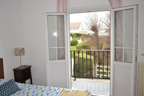 4 bedrooms, desk, iron/ironing board, free WiFi