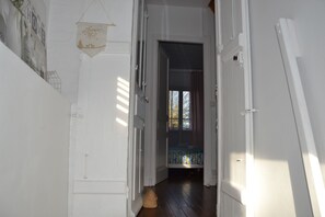 4 slaapkamers, een bureau, een strijkplank/strijkijzer, gratis wifi