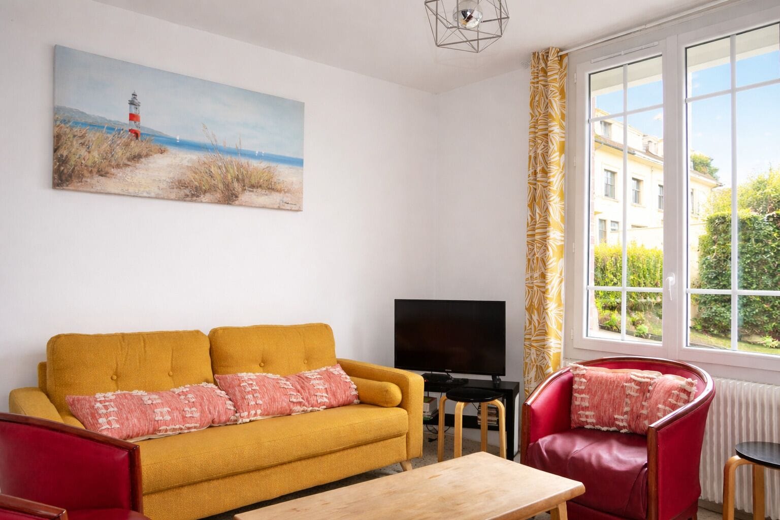 Televisie, een open haard, boeken en een stereo