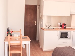 Microwave, coffee/tea maker, toaster - HOMEABOUT LA MERCED STUDIO 11 (Malaga)