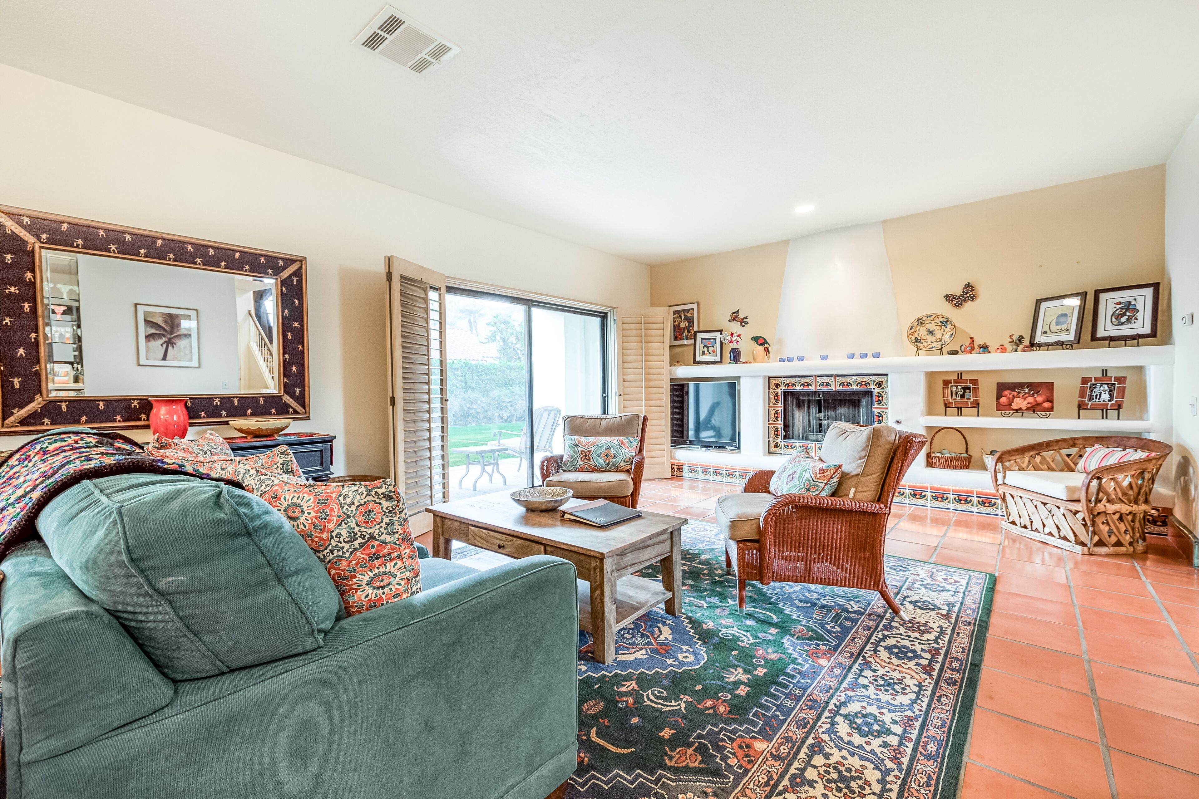 テレビ、暖炉、DVD プレーヤー、ビデオライブラリ