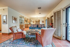 TV, peis, DVD-spiller og filmbibliotek