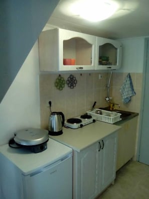 Apartment | Private kitchen | Fridge, stovetop, cookware/dishes/utensils