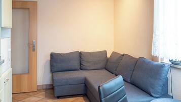 Smart TV, tavolo da ping pong, libri