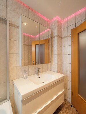 Combined shower/tub, hair dryer, towels, soap - Apartments Family Füssel (Krippen)