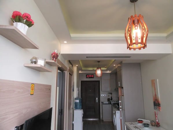 Kühlschrank, Mikrowelle, Herdplatte, Wasserkocher mit Kaffee-/Teezubehör