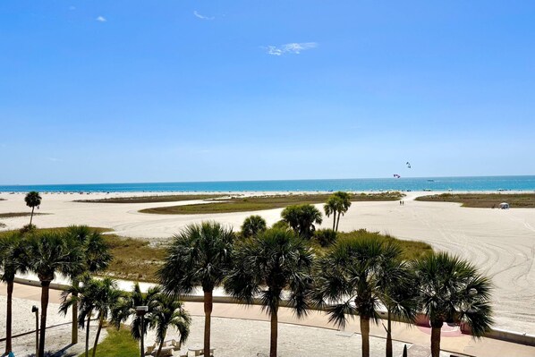 En la playa, toallas de playa, paseos en botes de motor y pesca 