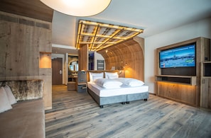 Hypo-allergenic bedding, in-room safe, desk, blackout curtains - Kronhotel Leitgam luxury hotel for two (Chienes)