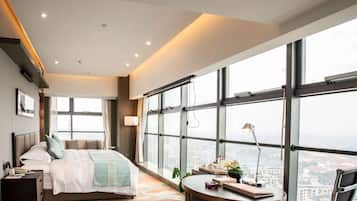 Executive Room, 1 King Bed, Smoking (Theater) | Minibar, in-room safe, desk, iron/ironing board