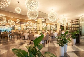 Serveert ontbijt, lunch, diner, Chinese gerechten 