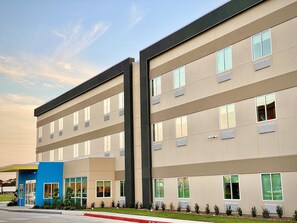 Front of property - Days Inn & Suites by Wyndham Beaumont West / I-10 & Walden (Beaumont)
