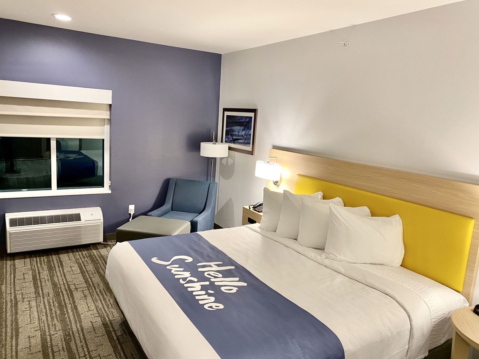 Ropa de cama de alta calidad, camas con pillow-top y escritorio 