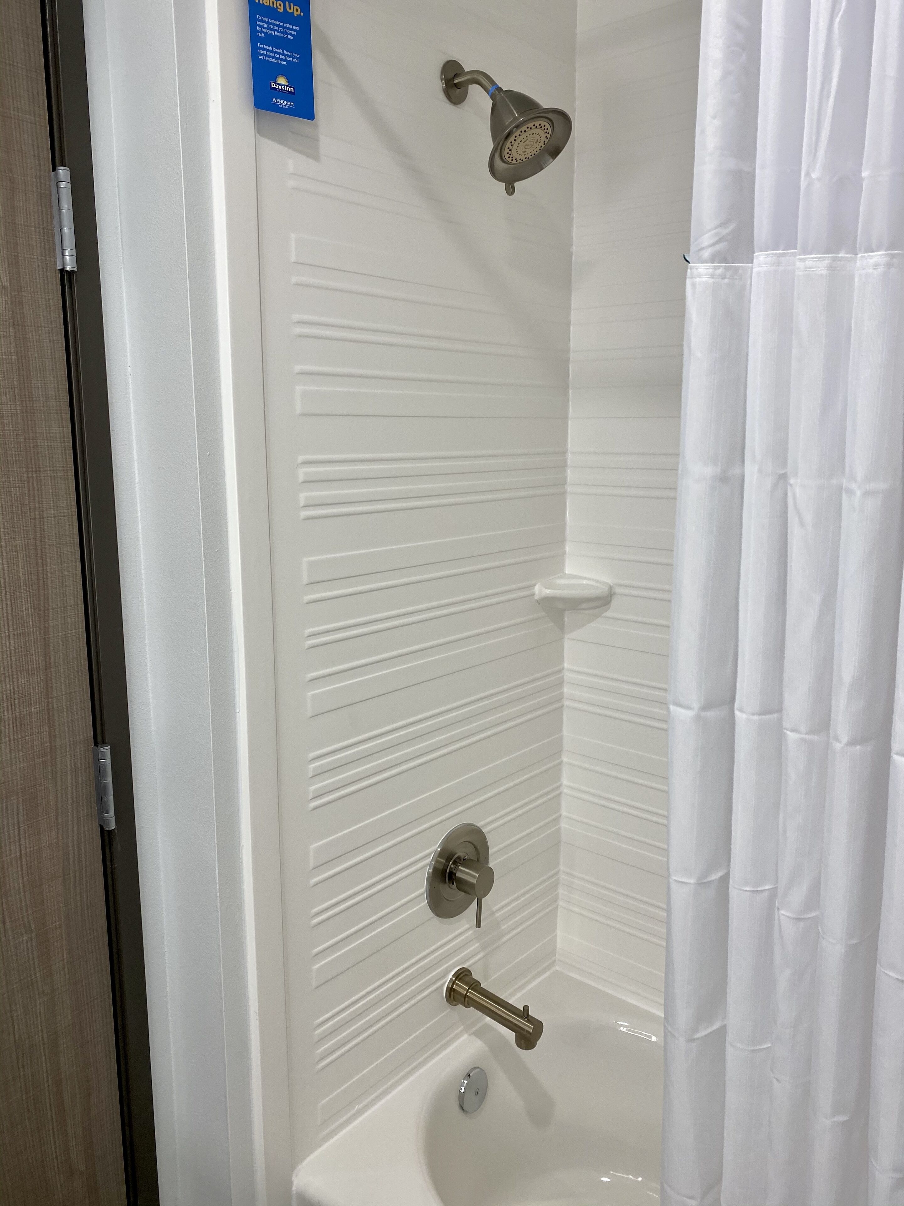 Un baño con bañera, ducha e inodoro.