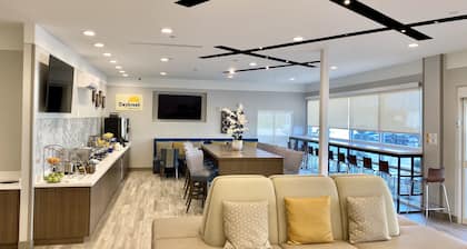 Days Inn & Suites by Wyndham Beaumont West / I-10 & Walden