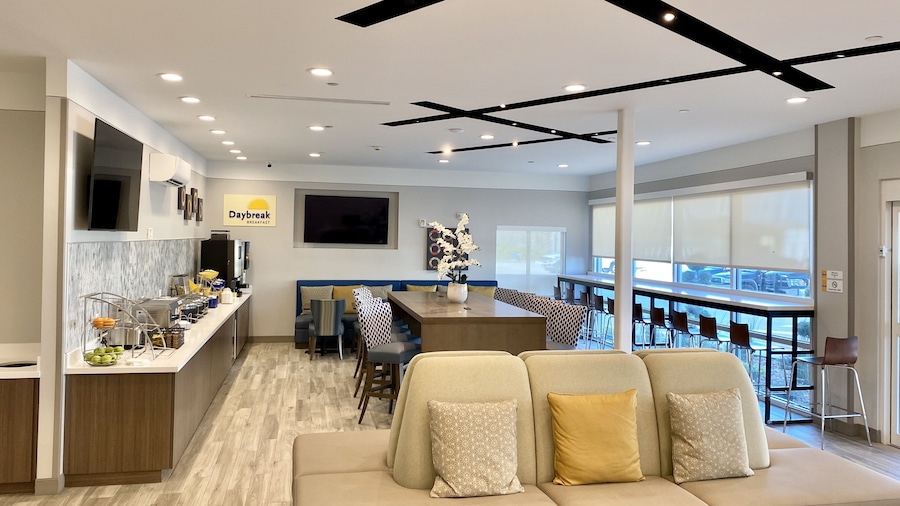 Days Inn & Suites by Wyndham Beaumont West / I-10 & Walden