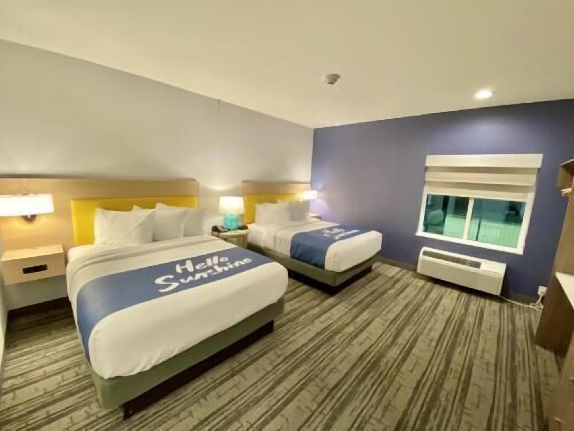 Ropa de cama de alta calidad, camas con pillow-top y escritorio 