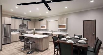 Days Inn & Suites by Wyndham Beaumont West / I-10 & Walden