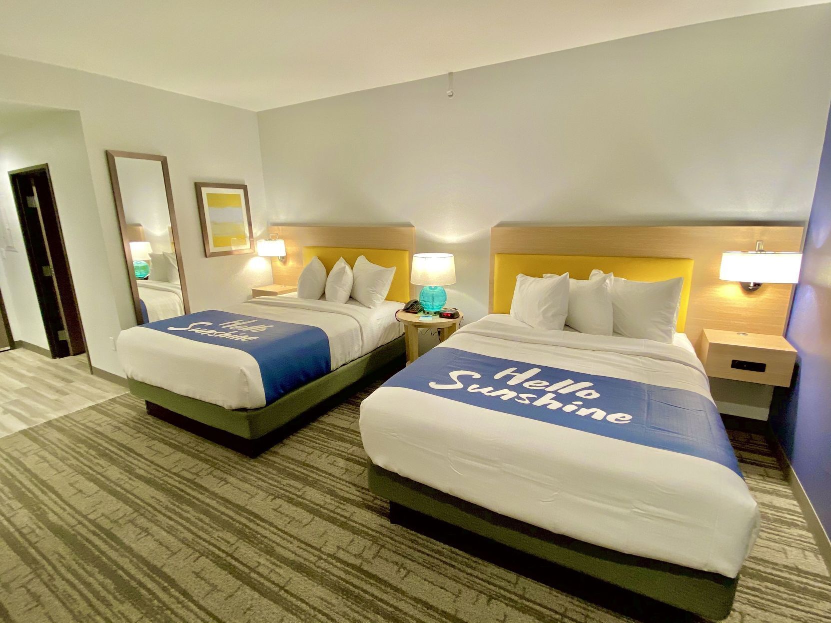 Ropa de cama de alta calidad, camas con pillow-top y escritorio 