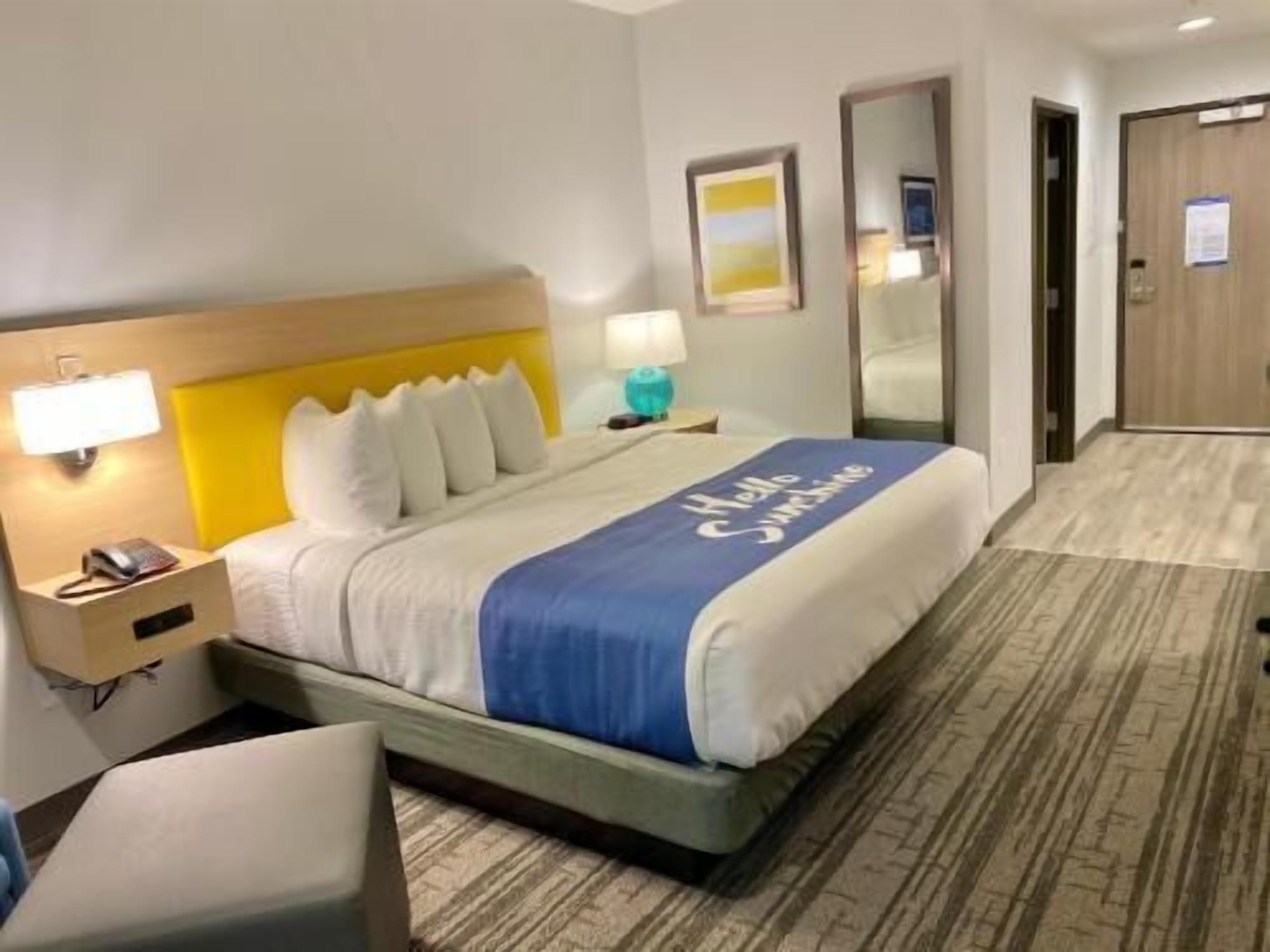Ropa de cama de alta calidad, camas con pillow-top y escritorio 