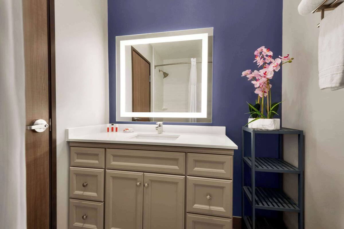 1 bedroom, premium bedding, pillow-top beds, desk