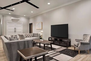 高档床上用品、加厚床垫、办公桌、笔记本电脑工作区