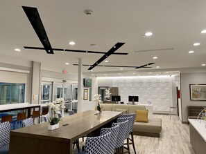 Lobby lounge - Days Inn & Suites by Wyndham Beaumont West / I-10 & Walden (Beaumont)
