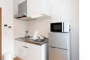 冷蔵庫、電子レンジ、コンロ、調理器具と食器