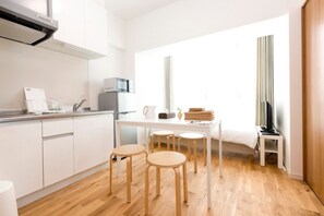 Fridge, microwave, stovetop, cookware/dishes/utensils - OH Inn Fukuoka Stay502 / Fukuoka Fukuoka (Fukuoka)