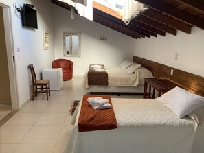 家庭三人房 | 迷你吧、免费 WiFi、床单