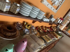 Free daily buffet breakfast - Pousada da Praia de Paraty (Paraty)