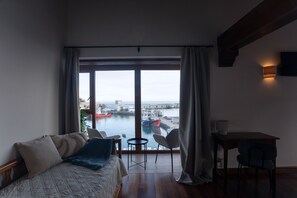 مكتب وواي فاي مجانًا وملاءات أسرّة