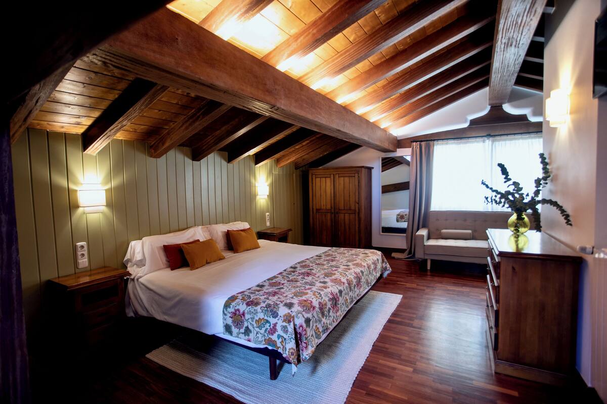 Family Room | Desk, free WiFi, bed sheets