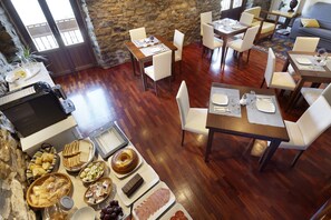 每日供应自助式早餐（每人 EUR 12）