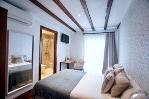 Habitación doble, vistas al mar | Escritorio, wifi gratis, ropa de cama