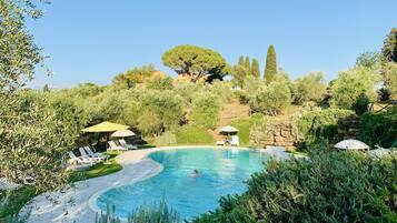 Piscina stagionale all'aperto, ombrelloni da piscina, lettini