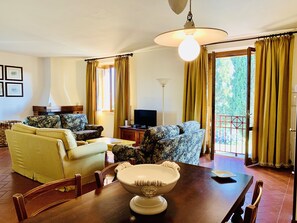 Deluxe-huoneisto, 2 makuuhuonetta, keittotila, puutarha-alue | Olohuone | 22–tuumainen televisio, jossa digitaalikanavat