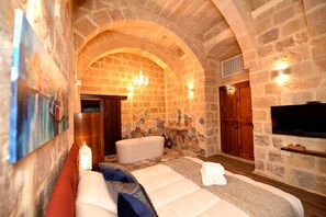 Habitación de luna de miel doble, 1 cama de matrimonio, bañera (Jean 1557) | Ropa de cama de alta calidad, colchones viscoelásticos, minibar