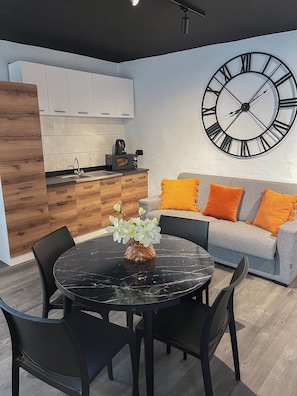 Quarto quádruplo, 1 cama Queen e sofá-cama, cozinha americana | Roupas de cama premium