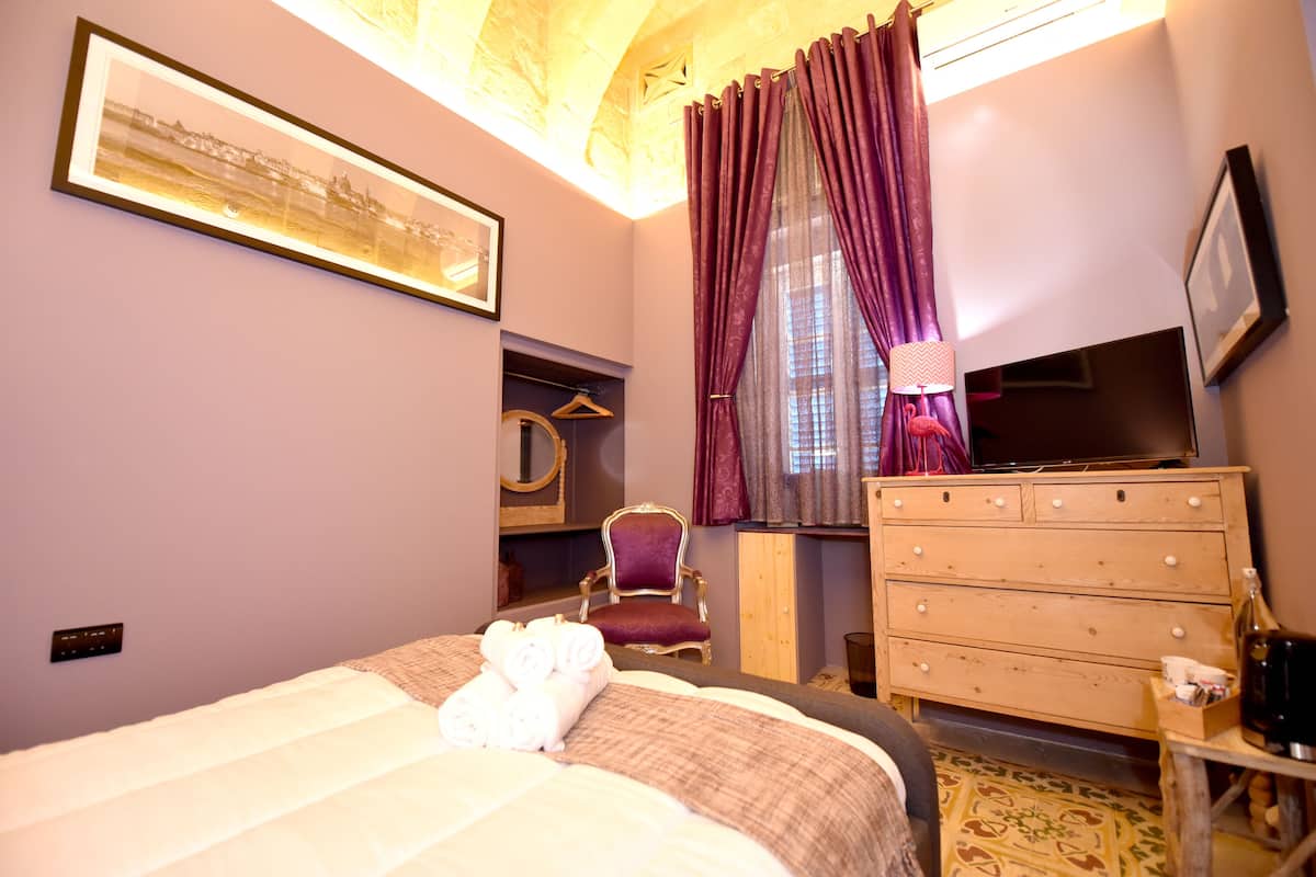 Habitación doble (Hugues 1581) | Ropa de cama de alta calidad, camas con efecto memoria y minibar