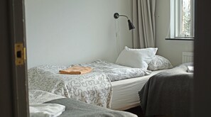 Driepersoonskamer, gemeenschappelijke badkamer | Uitzicht vanuit de kamer