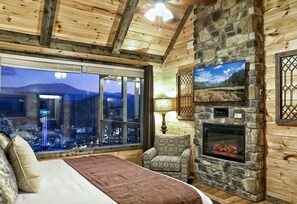 4 makuuhuonetta, silitysrauta/-lauta, vauvan matkasänky, vuodevaatteet