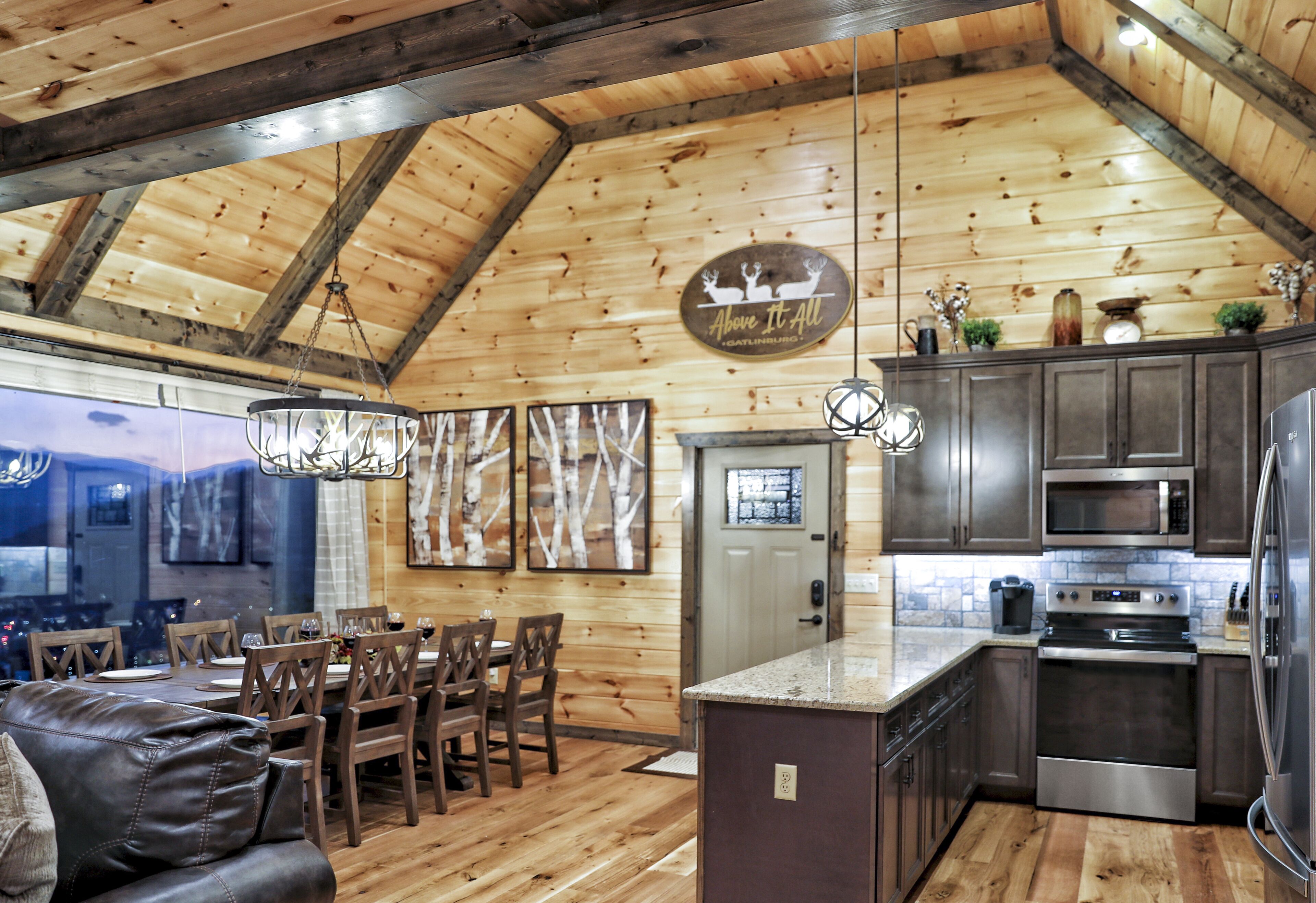 Luxury City VIEW Cabin! 4 Masters! Game Room! 1 Mile to Town! - Above it All