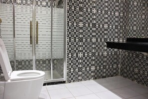 Bathroom shower - Rana Palace (Amman)