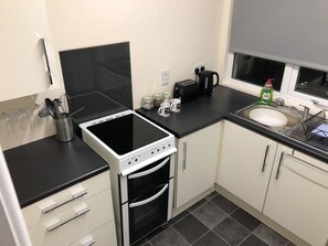 Standard-Stadtwohnung | Eigene Kochnische | Kühlschrank