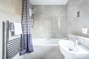 Bathroom - Modern 2 Bedroom Lewisham Apartment (London)