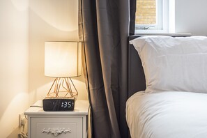 2 عدّة غرف نوم وبديكورات فريدة لكل غرفة وطراز فريد لكل وحدة وستائر تعتيم